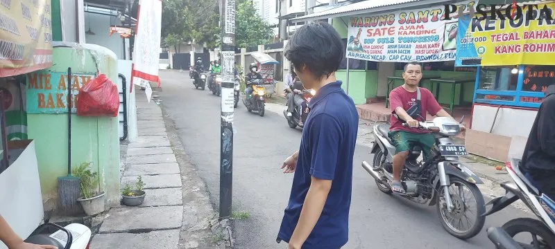 Dicky penjaga Warkop Boga Jaya, Jalan H. Amat RT02/03, Kelurahan Kukusan, Kecamatan Beji, Kota Depok, menunjukan lokasi kejadian korban terpapar tidak berdaya setelah dibacok gengster. (angga)