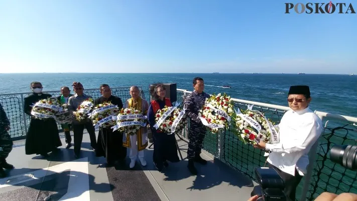 Kasal Laksamana TNI Yudo Margono menggelar kegiatan Doa Bersama Lintas Agama dan Tabur Bunga di Teluk Jakarta. (rizal)