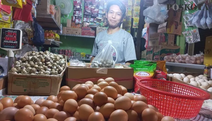 Pedagang telur di pasar tradisional. (foto: poskota/pandi)