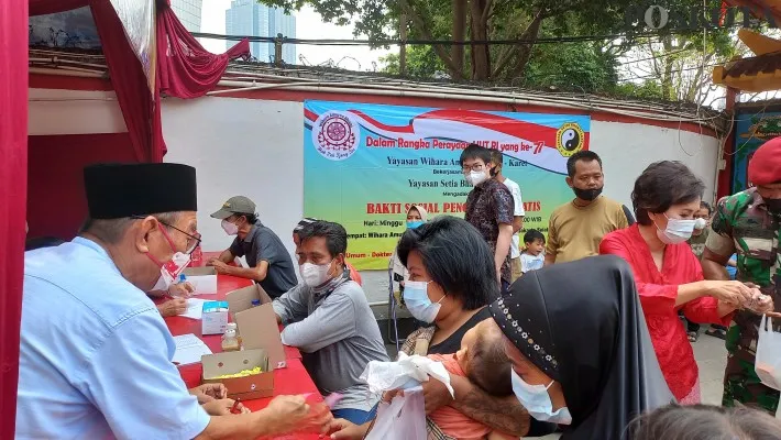 Warga Setiabudi, Jaksel mengikuti pengobatan dan potong rambut gratis. (foto: adam)