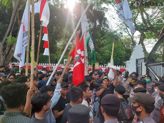 Mahasiswa tergabung dalam Gempur Banten saat demontrasi di depan Gedung DPRD Banten (foto: Bilal)