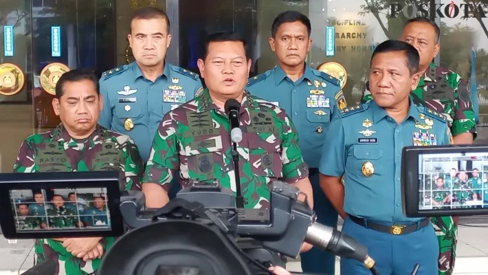 Kasal Laksamana TNI Yudo Margono saat memaparkan peswat latih  G-36 Bonanza T-2503. (rizal)