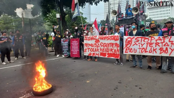 Tuntun subsidi BBM 30 persen, Aliansi ojol bakar ban bekas di kawasan Patung Kuda Arjuna Wiwaha, Jakarta Pusat. (Andi Adam Faturahman)