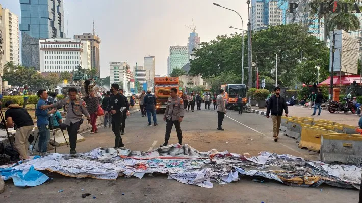 Massa aksi BEM SI membubarkan diri dari kawasan Patung Kuda Arjuna Wiwaha, Jakarta Pusat. (andi adam faturahman)