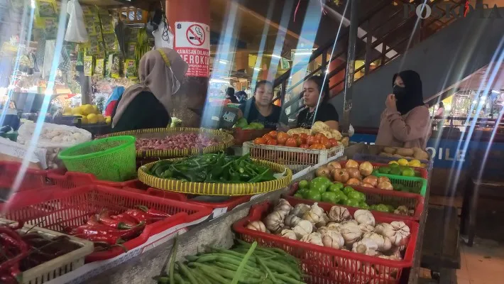 Foto: Pedagang sayur mayur di Pasar Tomang Barat, Jakarta Barat. (Poskota/Pandi)