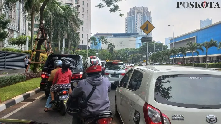 Foto : Suasana di Jalan Kawasan SCBD, Kebayoran Baru, Jakarta Selatan, Macet. (Poskota/Andi Adam F.)