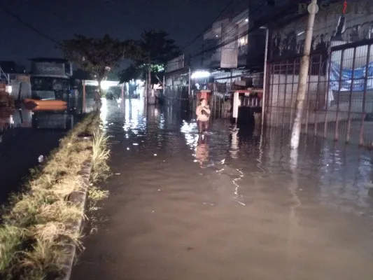 Banjir di wilayah Kecamatan Priuk, Tangerang mengganggu aktivitas warga. (foto: iqbal)