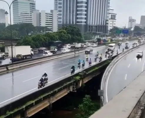 Pengendara motor masul Tol Dalam Kota (Dalkot) akibat Jl TB Simatupang- Cilandak terendam banjir.  (IG@jktinfo)