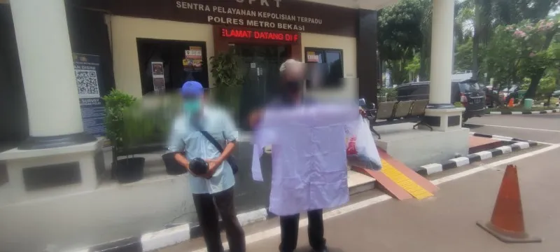 2 Orang korban kakek kakek saat melaporkan ke Mapolres Metro Bekasi beberapa waktu lalu (ist)