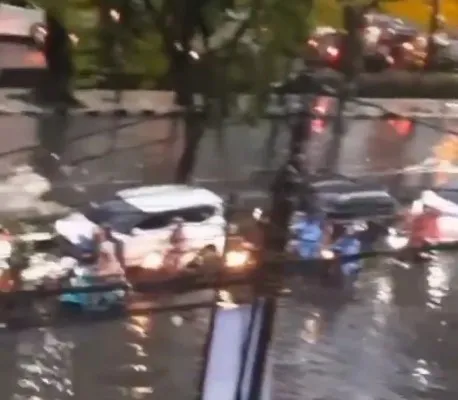 Ilustrasi Banjir di depan Gandaria City, Jalan Sultan Iskandar Muda, Jaksel. (IG_jakarta.terkini)