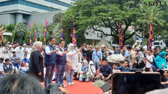 Gubernur DKI, Anies Baswedan dan Wakilnya, Ariza Patria saat pelepasan terakhir kerja di Balaikota. (foto: aldi)