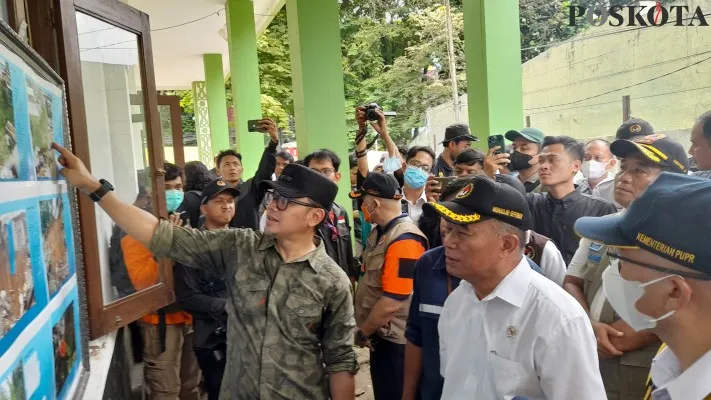 Menko PMK, Muhajir Effendy bersama Walikota Bogor Bima Arya saat menijau lokasi bencana longsor di Gang Barjo. (foto: poskota/panca)