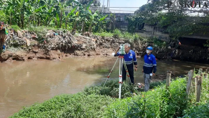 Petugas DSDA DKI Jakarta melakukan pengukuran Kali Krukut yang alami penyempitan dan dangkal. (foto: aldi)