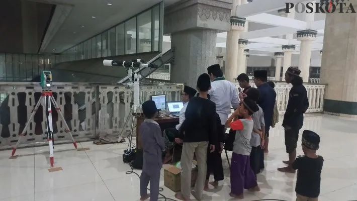 Warga tampak antusiasi mengikuti solat gerhana bulan di Masjid KH Hasyim Asy"ari, Cengkareng, Jakarta Barat. (pandi)