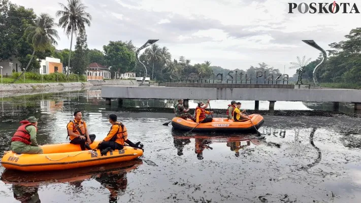 Pemkab dan TNI-Polri Bersihkan Situ Cibinong di Bogor. (foto: panca)