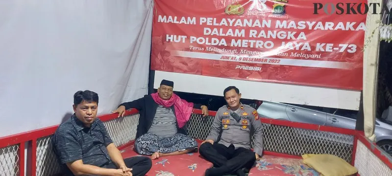 Anggota Polsek Pancoran Mas bersama PJU Polda Metro Jaya dan para pengurus RT serta pemilikPonpes Al-Ma'uunah milik Ustat Nurjaya  dalam acara serbuan Malam Pelayanan Masyarakat HUT ke 73 Polda Metro Jaya. (angga)