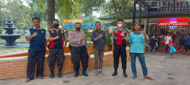 Pengelola Putri Duyung Waterboom Depok, H. Restu Agus Sambodo (Tengah kemeja kotak-kotak) mendampingi anggota Polres Metro Depok dalam kontroling pengecekan pengamanan rutin sekaligus sosialisasi penerapan Prokes ke pengunjung antisipasi penyebaran Covid-19. (angga)