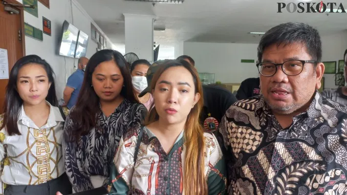 Korban penipuan Investasi Iklan Desita Samanta bersama tim kuasa hukum saat kawal sidang perdana dengan terdakwa Lita Dwi Anggraeni di Pengadilan Negeri Jakarta Barat. (pandi)