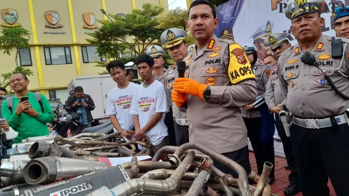 Ratusan knalpot brong dimusnahkan Polresta Bogor Kota, hasil razia selama 6 bulan. (foto: panca)