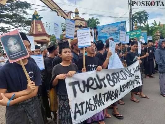 Puluhan santri di Banten saat demontrasi tuntut keadilan bagi temannya yang dikeroyok (Foto: Bilal)