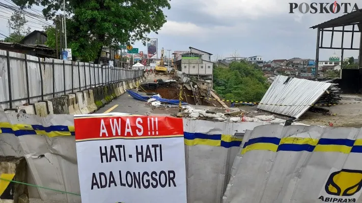 Penutupan Jembatan Cikereteg sebelum dipasang jembatan bailey. Foto: Poskota/Panca Aji.