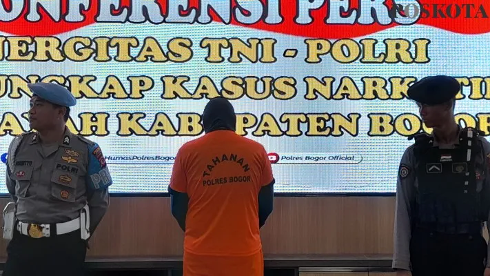 Pelaku pengedaran narkoba jenis ganja di Cibinong, Bogor diamankan Polisi. (foto: panca)