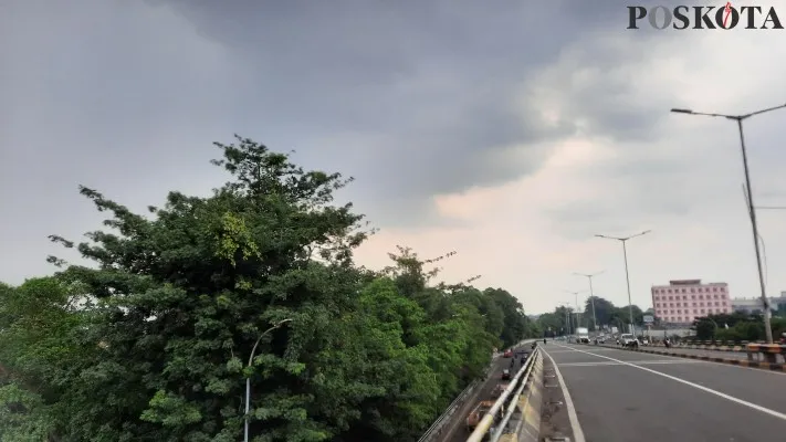 Arus lalintas di Flyover Pasar FRebo, terpantau lenggang di hari pertama puasa 1444 h. (foto: aldi)