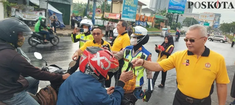 Foto: Tim Cendrawasih Polres Metro Depok dan Pokdarkamtibmas Bhayangkara Nasional bagikan 1.000 takjil ke pengendara yang melintas di Depok. (Poskota/Angga Pahlevi)