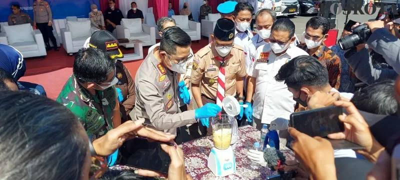 Foto: Kapolres Metro Depok Kombes. H. Ahmad Fuady memusnahkan barang bukti narkoba berbagai jenis dan miras selama bulan ramadan. (Poskota/Angga Pahlevi)