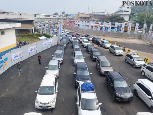 Foto: Suasana Arus Mudik Pelabuhan Merak Mengular, 102.037 Kendaraan Pemudik Sudah Menyeberang. (Poskota/Bilal Hardiansyah)