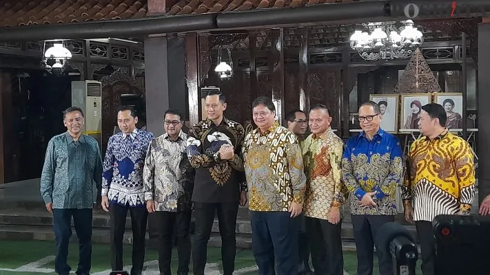 Ketum Partai Golkar Airlangga saat silahturahmi ke rumah SBY di Cikeas, Bogor. (Panca)