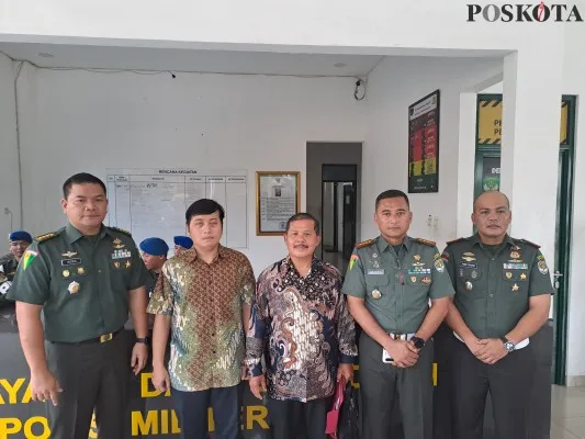 Foto: Komandan Denpom Jaya 2/Cijantung, Letkol Cpm Pandi Rahana saat sampaikan soal tabrak lari Pasutri di Bekasi oleh Oknum TNI Prada MWB . (Poskota/rizal siregar)