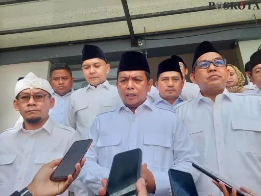 Sekretaris DPD Gerindra Banten Andra Soni dikawal bacaleg petahana di KPU Banten. (Foto: Poskota/Bilal)