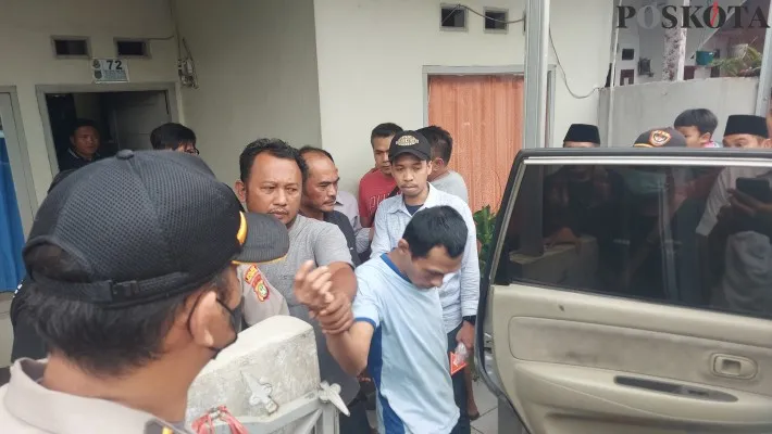 Pelaku penusukan lansia di warung sayur Depok ditangkap Polisi dan warga. (angga)