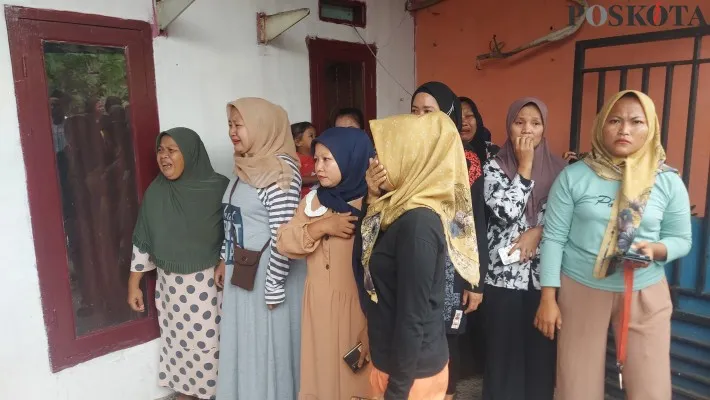 Foto: Suasana rumah duka keluarga korban nenek berusia 60 tahun tewas ditikam tetangganya menangis histeris. (Poskota/Angga Pahlevi)