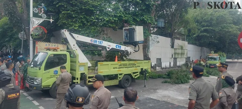 Petugas gabungan menertibkan pedagang di Jalan Senopati Dalam, Kebayoran Baru, Jakarta Selatan. (Angga)