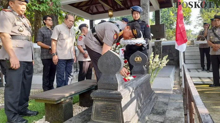 Foto: Pasukan Gegana Korp Brimob Polri Ziarah ke makam Jenderal Polisi Hoegeng Iman Santoso dengan mengenang sosok Hoegeng sebagai Kapolri yang tidak diragukan lagi integritasnya menolak suap. (Poskota/Panca Aji)