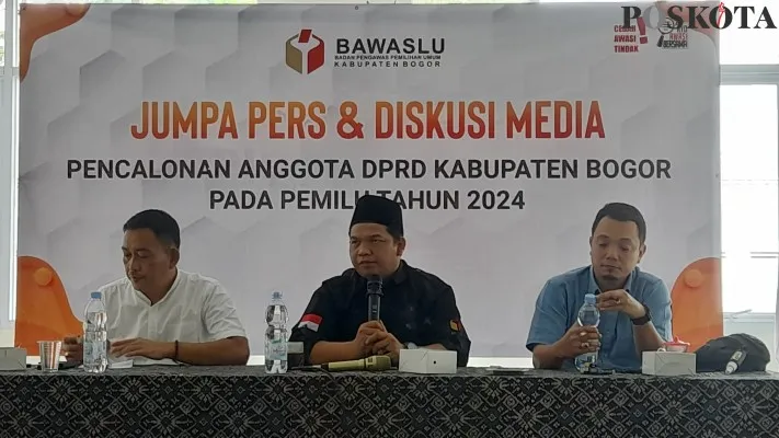 Foto: Konferensi pers Bawaslu Kabupaten Bogor temukan 21 Bacaleg berstatus Kades dan ASN di Pemkab Bogor belum mundur dari jabatannya. (Poskota/Panca Aji)