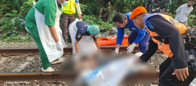 Petugas mengevakuasi mayat wanita pemulung yang tertabrak kereta di Cibitung Bekasi. (Ist)