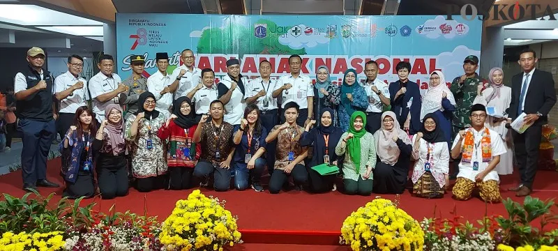 Foto: Wali Kota Jakarta Selatan Munjirin membuka kegiatan Hari Anak Nasional di Poins Mall Lebak Bulus. (Poskota/Angga Pahlevi)