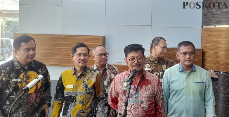 Menteri Pertanian Yasin Limpo menanggai temuan Ombudsman soal kelangkaan pupuk subsidi. (Panca)