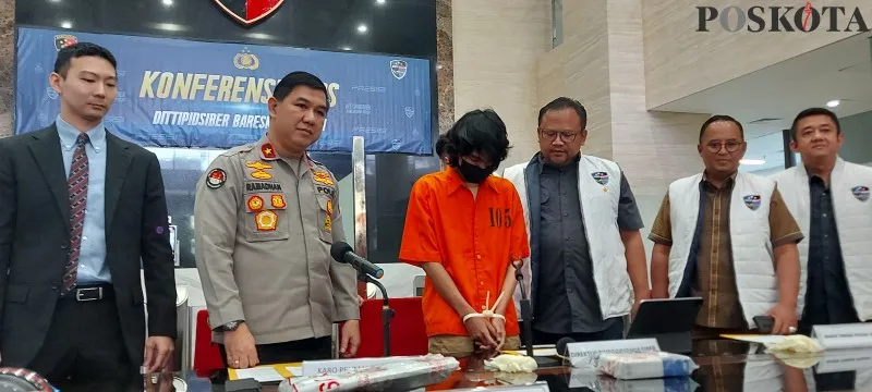 Foto: Bareskrim Polri dan Polisi Jepang meringkus Cheff dan DJ meretas Kartu Kredit di Jepang Capai Rp 1,6 Miliar. (Poskota/Angga Pahlevi)