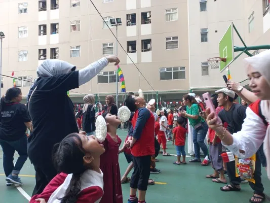 Foto: Anak-anak menikmati lomba makan kerupuk di Apartemen Kalibata City, Pancoran, Jaksel. (ist.)