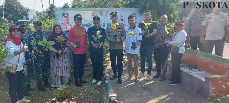 Tiga Pilar Kebayoran Baru melakukan penanaman tanaman produktif, cegah polusi udara. (Angga)