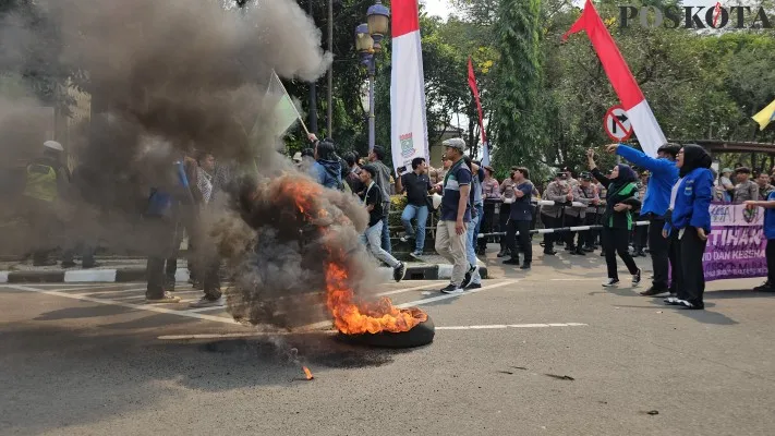 Aksi bakar ban yang dilakukan mahasiswa di depan Gedung DPRD Kabupaten Tangerang. (Veronica)