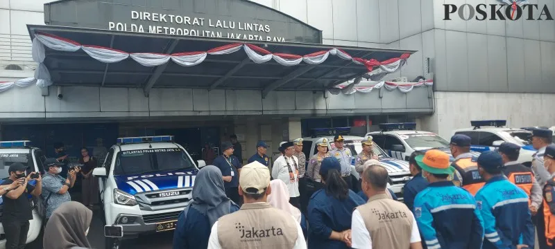 Polda Metro Jaya mulai terapkan tilang uji emisi untuk semua kendaraan, termasuk kendaraan dinas Polri. (Foto: Poskota/Angga)