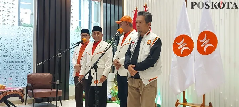 Presiden PKS Ahmad Syaikhu bersama pimpinan  partai PKS lainnya menanggapi deklarasi Anies - Muhaimin Iskandar. (Angga)