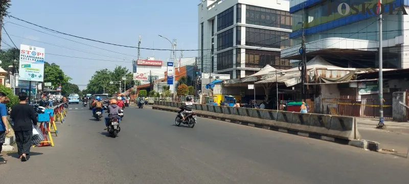 Jalan Raya Pasar Minggu, Jaksel nampak tidak ramai saat jam kerja karena Pemprof DKI menerapkan WFH. (Angga)