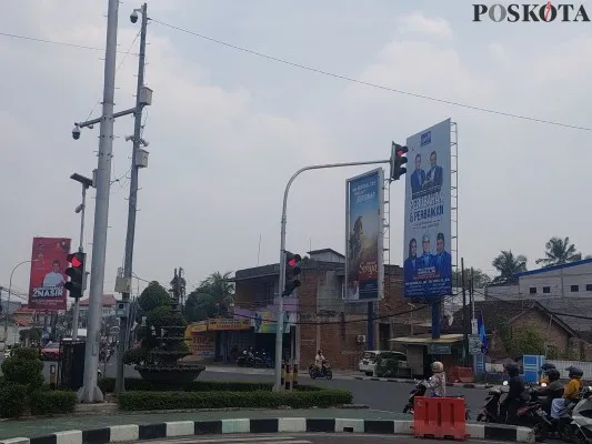 Reklame pengurus DPD Demokrat Banten yang ada gambar Anies Baswedan di Lampu Merah Kebon Jahe (Foto: Bilal)