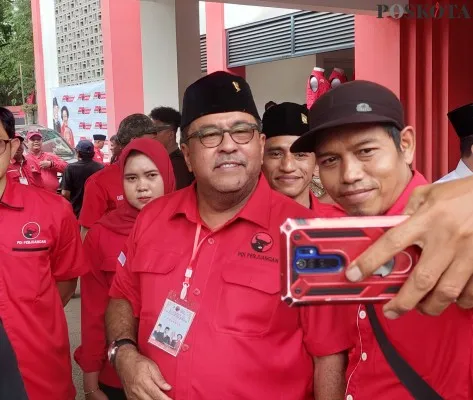 Kader PDI Perjuangan Banten saat berswafoto bersama Rano Karno. (Poskota/Bilal)